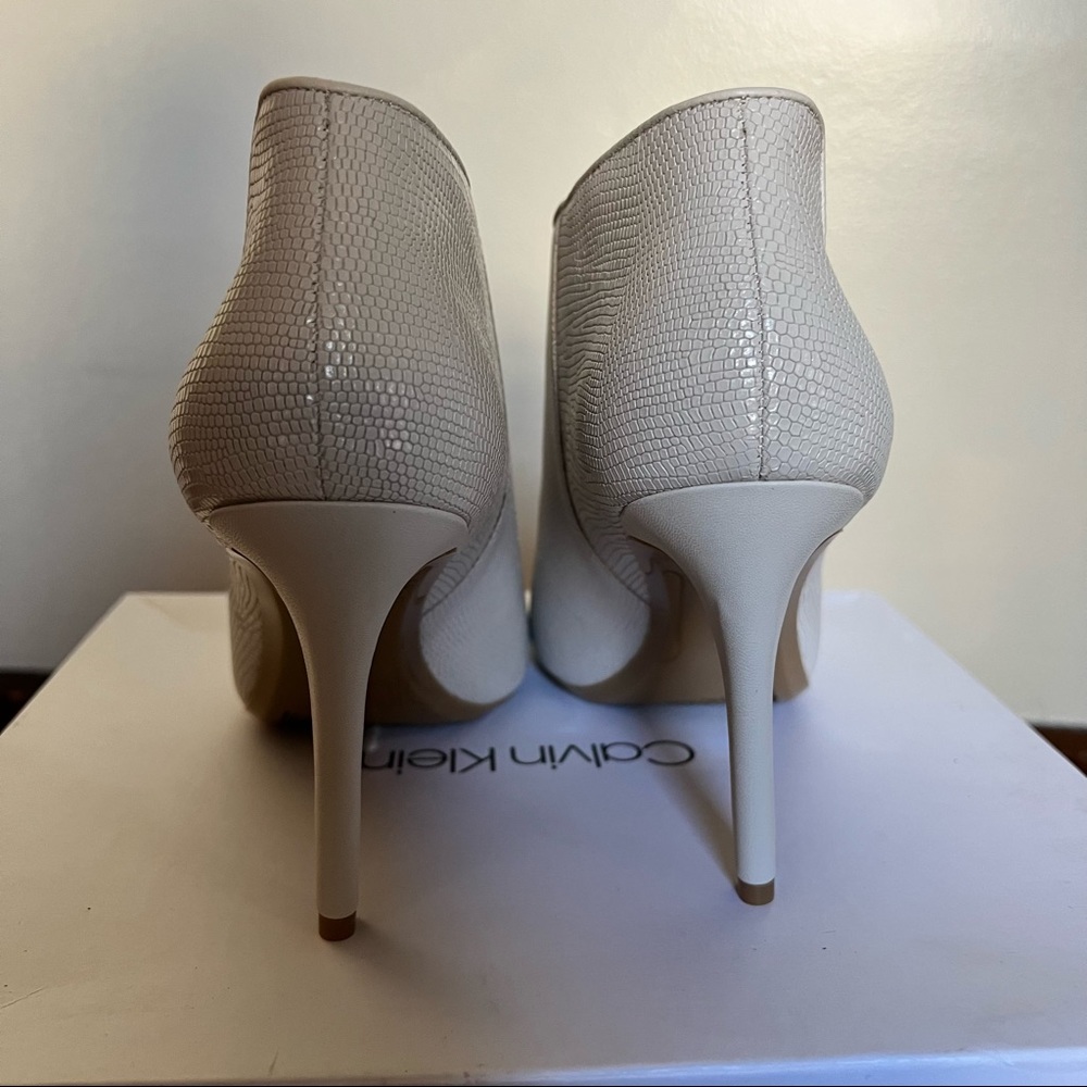 NWT Calvin Klein Nastassia Peep Toe Pump In Soft White Leather - Picture 7 of 16